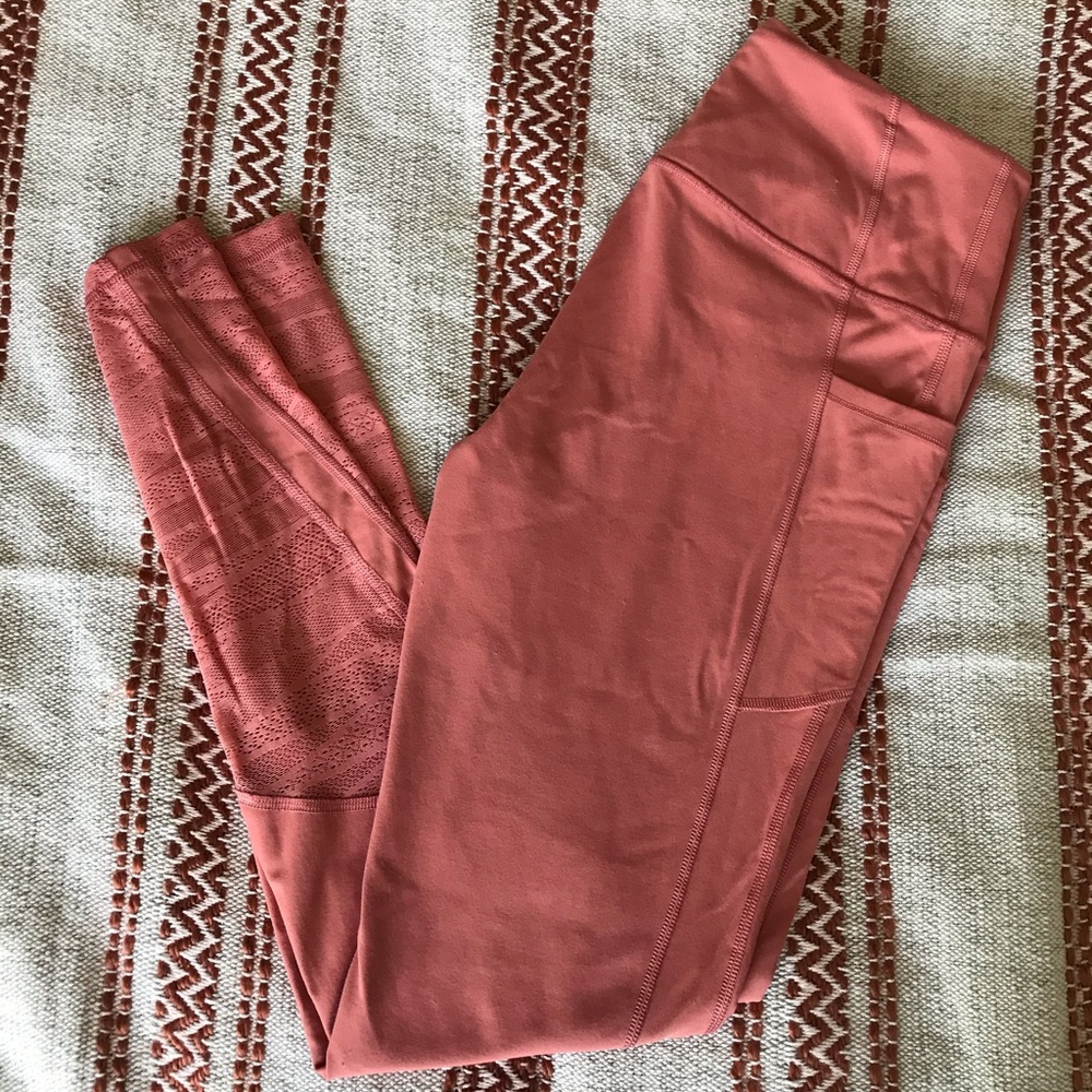 VS fashion leggings with mesh pockets!